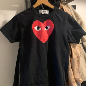Tröja Comme des Garcons - Storlek M (obs liten i storlek)  Bra skick och sparsamt använd. Inga tecken på slitage. 