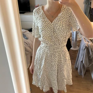 zara klänning - prickig zara klänning❤️ aldrig använd. Har bara sytt ihop lite vid bröstet som går enkelt att sprätta upp om man vill❤️