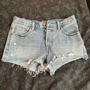 Levis shorts - Stl. W 27 (Använd 2ggr)