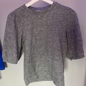 Stickad grå tröja - Stickad tröja från lager 157 säljer då den tyvärr inte kommer till användning, jätte bra skick! köptes för 150kr men säljer för 75 kan även tänka mig att gå ner i pris vid snabb affär!💕🛍️