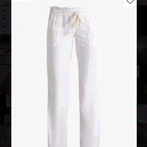 Roxy linnebyxor - Säljer mina vita linnebyxor från Roxy i storlek S, då de är lite för korta för mig som är 170cm lång. De är knappt använda och finns inga defekter!