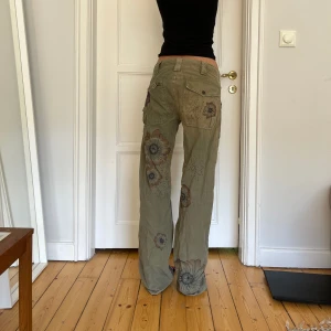 Lågmidjade cargobyxor  - Jättefina cargobyxor köpta på en vintageaffär i Spanien! Jag är 175 cm lång 💕