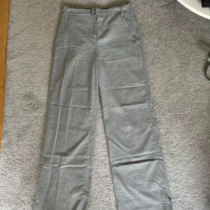 Kostym byxor  - Ett par snygga stilrena kostymbyxor i väldigt bra skick. Formar väldigt bra