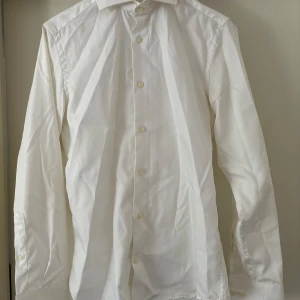 Riley skjorta  - Riley kostym skjorta. Jätte bra skick! Använda fåtal gånger 