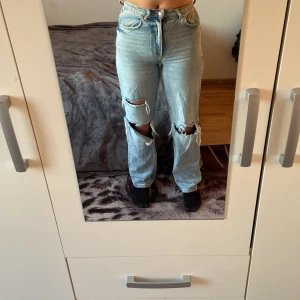 Högmidjade jeans  - Dom är i storlek 34 aldrig använda, köpta från Ginatricot för 600kr men säljer dom för 300kr.☀️🙂 pris kan diskuteras 😁