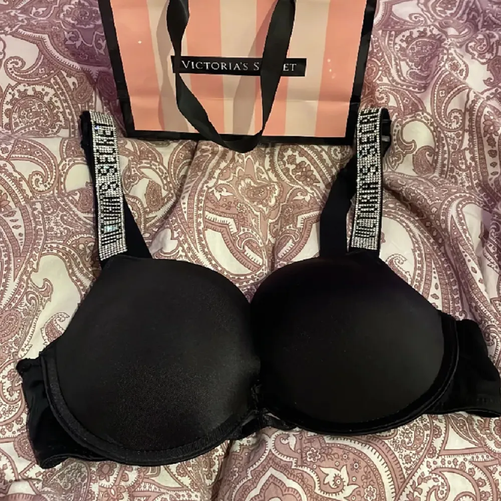 Säljer en jätte fin Victoria’s Secret bh, svart, storlek 75C 💕  500kr + frakt eller köp nu funktionen🤗Påse ingår, säljer även endast påse för 50kr/st eller 80kr för 2st 💕. Toppar.