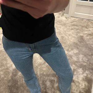 Blå jeans - Blåa jeans i storlek 26x34, okej i längd för mig som är 174 cm.   Använder inte längre därför säljer jag dem.  Sitter jätte bra och är väldigt sköna 