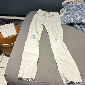 Vita bootcut jeans  - Ett par vita bootcut jeans från zara storlek 36 säljer på grund av storleken 