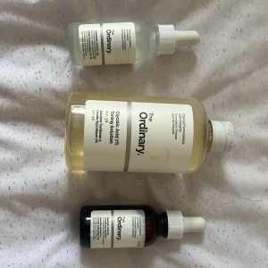 The ordinary hudvård - Nästan nya the ordinary hudvård. En Toner och två serums. Lägger sig bra på ansiktet och torkars sig jätte snabb. Säljer de för att de passar till min typ av huden😭.