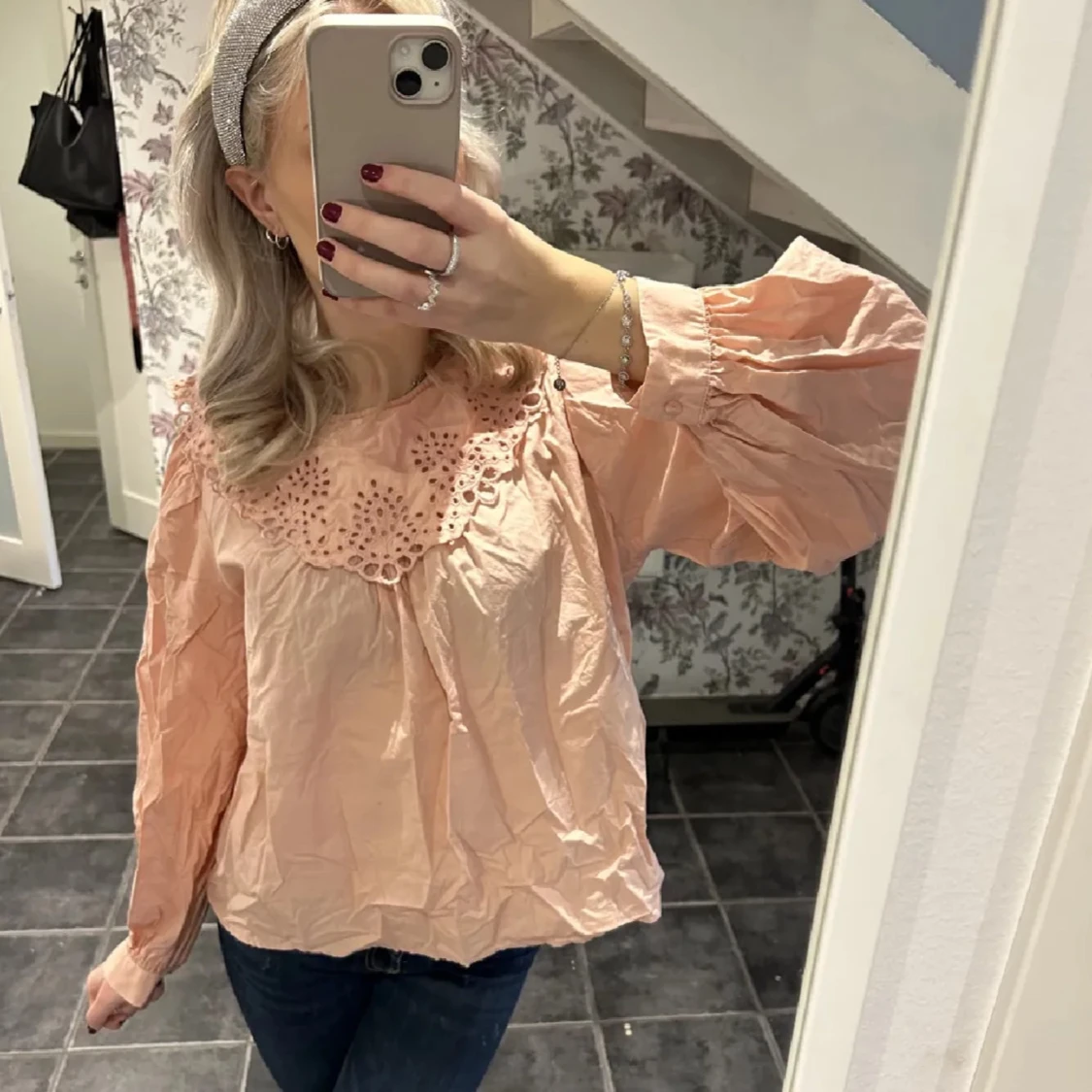 Blus med volanger  - 1