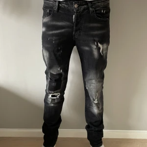 Dsquared2 jeans  - Tjo nu säljer vi ett par dq2 jeans i passformen slimfit hyperflex modellen är 185 och passar hnm perfekt jag skulle rekommendera dig att vara mellan 183-190 för att dem ska sitta perfekt (beror annars på hur du gillar att jeans ska sitta) 