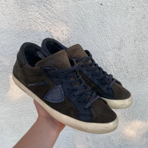 Philippe model - Säljer ett par sjukt snygga Philippe models! Skicket är fint, men de är lite slitna under sulan (därav priset). Färgen är olivgrön. Hör av er vid funderingar!