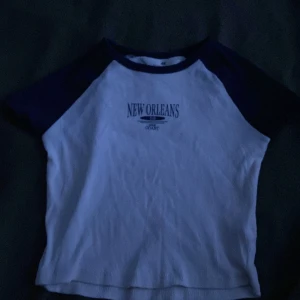 T-shirt/linne - En kort t-shirt, väldigt bra skick , lite liten i storleken. 