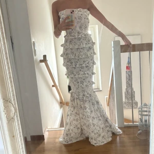 Blommig långklänning  - Blommig långklänning från boohoo, aldrig använd så i nyskick, slutsåld överallt! Passar s-m. Jag på bilderna är 175cm och när vanligtvis s/m💕💕