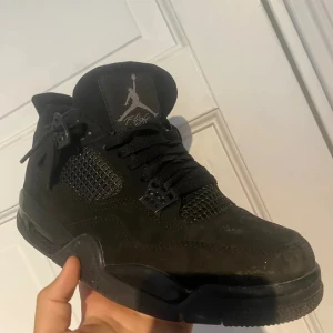 Jordan 4 black - Säljer nu mina Jordan 4 black Cat  Knappt använda mycket fint skick