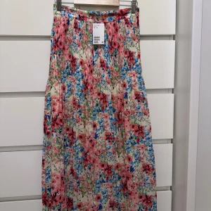 Lång kjol - HM - Storlek 36 - Superfin kjol från H&M. Endast provad. Storlek 36. Slutsåld.