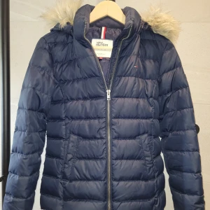 Jacka Tommy Hilfiger  - Marinblå vinterjacka Tommy Hilfiger st S.  Använd men i gott skick. 300 kr.