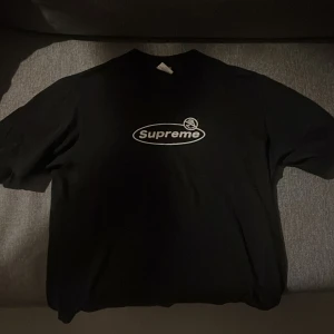 Supreme t-shirt  - Inte så använd. Har kvitto någon stans som jag nog kan hitta.