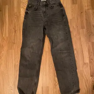 Mörkgråa straight jeans från Gina tricot i bra skick! Endast använda ett fåtal gånger👍 (Dom är i deras petite kollektion så passar er som är lite kortare)