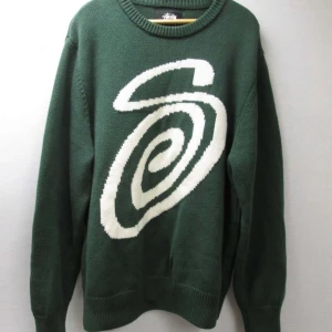Grön Stüssy knit  - Grön stüssy knit. Perfekt för det kyliga höstarna och vintrarna 🤩.Kondition 10/10 med inga flaws, för mer info och bilder kom dm.