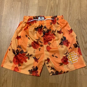 Eric Emanuel Shorts - Oanvända 2022 Eric Emanuel Short, Basket träningsbyxor, Street Trend. Sköna, luftiga Herr short som kan användas både för träning och mode. Orginal pris 574 kr säljer för 299 kr. Det är bara att skriva om du har frågor.