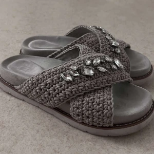 Tofflor från din sko - Jag säljer dessa två gråa tofflor, då jag fick de som present och jag tyckte inte att den passade ritkigt min stil. Använt Max 2 gånger. Det går självklart att diskutera pris💞 