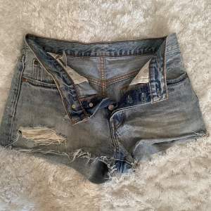 Super fina jeansshorts från Levis säljer då dom tyvärr inte passar. Shortsen är i ett bra sick, dom är low-mid waist. 💗 Priset kan diskuteras 💗