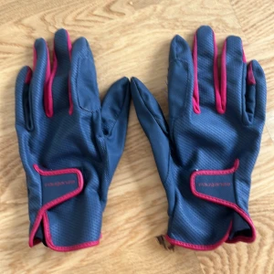  Ridhandskar  - Jättesnygga ridhanskar som tyvärr är för små för mig. Har använt sparsamt. Passar perfekt till sommaren. Har klipt bort lappen syns på bild 4.