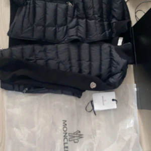 Monc cardigan  - Tja, inte använt så mycket men eftersom dom går ner i pris rätt snabbt så blir det att jag måste sälja för detta pris. Billigt e det. Kan sänka om det så om de kommer ett bra bud 