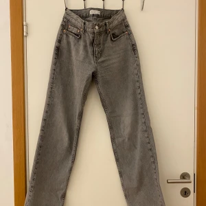 Jeans - Ett par raka jeans som sitter lite tajtare upptill💗de är i mycket bra skick💗