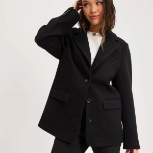 blazer/kavaj - svart blazer/kavaj i fodrat matrial, aldrig använd 