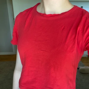 Röd kort t-shirt❤️ - Röd liten tröja ifrån chiquelle🌹Storlek M! Perfekt att sova i och är super skön🙌 Säljer för 50kr💗