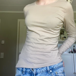 Jätteskön beige tröja☀️ - Beige långärmadtröja i XS från Kappahl❣️ Andvänd några gånger. Säljer för 59kr