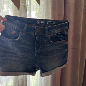 Low waist shorts  - Säljer mina super snygga Jeans shorts som är väldigt låg midjade!💓 