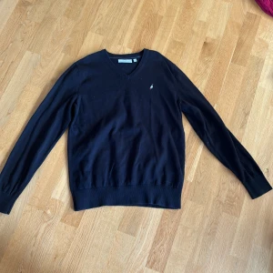 Svart peakperformance tröja  - Svart, stickad Peak performance tröja med ett litet märke på framsidan! Väl använd så pris går att diskuteras