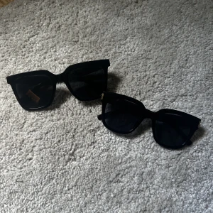 Solglasögon  - Solglasögonen är knappt använda i fint skick säljer båda för 20kr eller ett par för 15kr