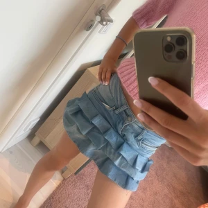 Volang jeans kjol - Säljer denna jätte snygga volang jeans kjolen som jag har sytt om från ett par jeans, jag gör nya hela tiden då om du inte hinner eller vill köpa denna så följ mig om du är intresserad av att köpa en annan volang Jens kjol, pris går att diskutera 