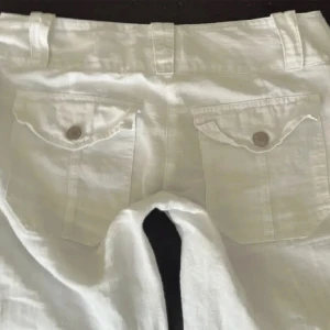 Lågmidjade linnebyxor - Linnebyxor köpta på plick! Säljer då dom är lite långa på mig (står på tå på bilderna)🫶🏼 innerbenslängd 80cm, midjemått 75cm! Står XS i byxorna