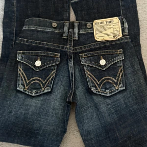 Low waist BLUE TRIP JEANS - Säljer mina fina blue trip jeans som är lågmidjade och är bootcut i benen💙 Dom är köpta utomlands och storleken är w L men passar mig som bär 36-38 i byxor ❤️‍🔥
