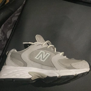 New Balance 530 - Storlek 40,5, Liten hål, Snygga, Har växt ur dom. Pris kan diskuteras 