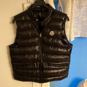 Moncler väst  - Moncler väst. Jag fick den i present för ca 1 månad sedan. Den är bara testad så 10/10 i skick. Jag säljer den för den passa mig inte riktigt. Priset kan diskuteras. Kom gärna privat för övriga frågor😁