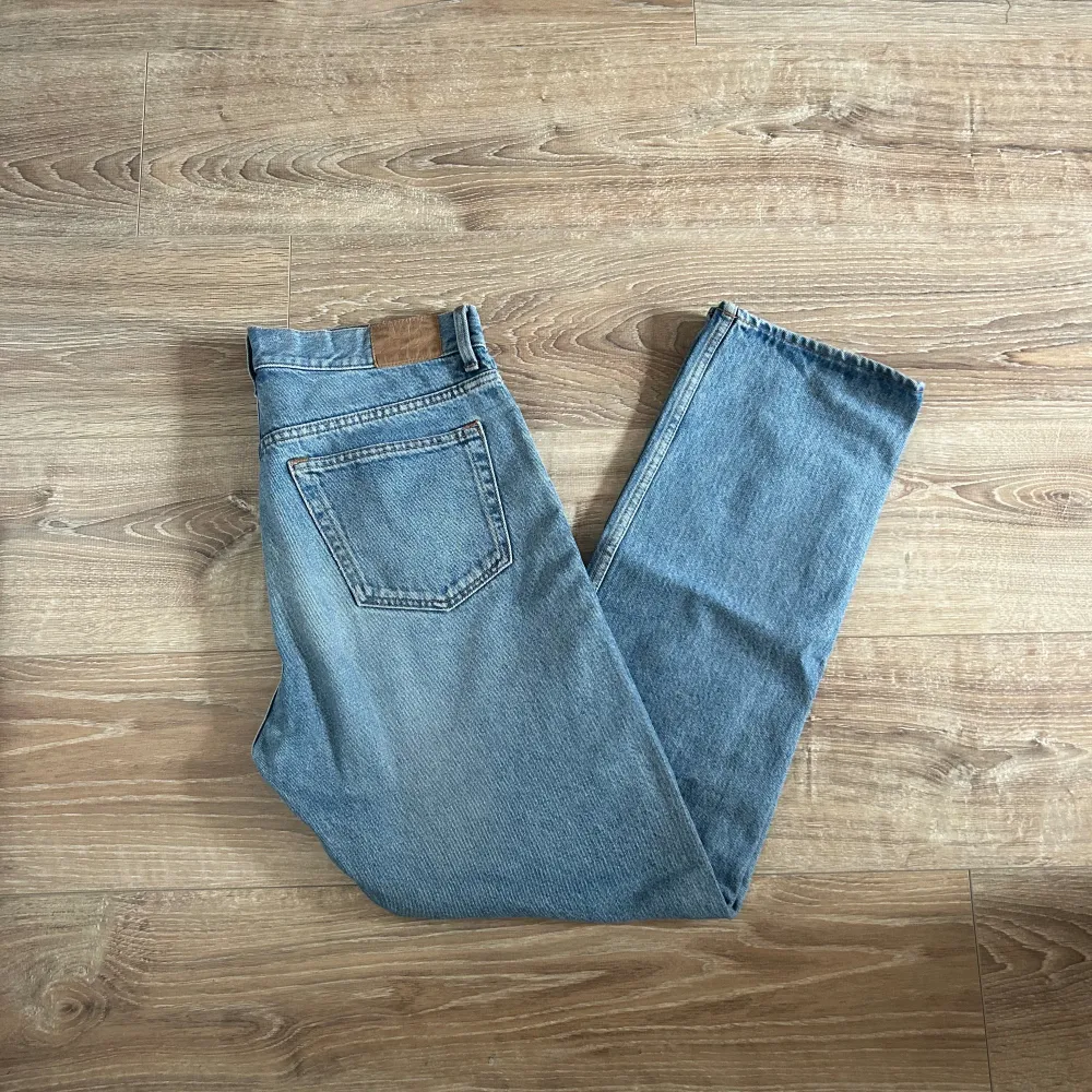 Ett par jeans i absolut topp skick och som dessutom har en extremt snygg tvätt. Nypriset på dessa jeans ligger på runt 1000kr. Längden på byxorna är 104cm och midjan 41cm jämför gärna med ett par egna och sen är det fritt fram att använda ”köp nu”.. Jeans & Byxor.