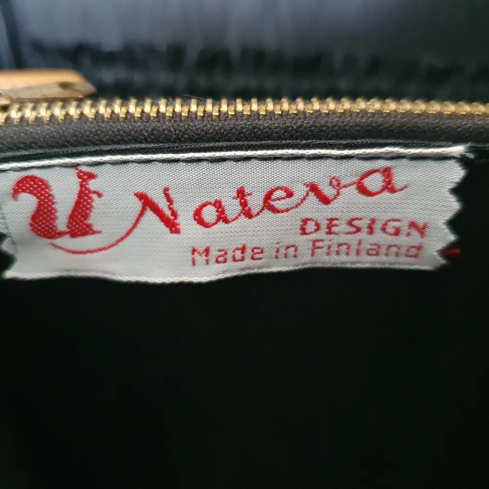 Fin vintage skinnväska från finska märket Nateva.  Mycket bra skick och med nyckel till det lilla låset på väskan.. Väskor.
