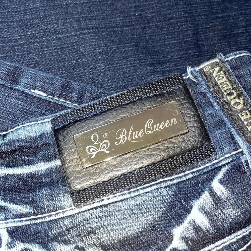 Vintage jeans från bluequeen likt crazy age med jättecoola detaljer både fram o bak, strl 28 som motsvarar ungefär S-M, stretchiga så skulle passa båda💕 // Midja 36cm (+ stretch), längd 103cm, innerbens 83cm . Jeans & Byxor.