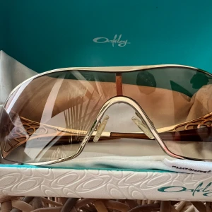 Oakley Dart solglasögon  - Fina Oakley Dart, dock något skavda på ena glaset.