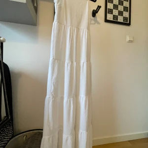 Långklänning  - Vit klänning ifrån H&M i storlek 32. Jätte söt och somrig, säljer eftersom den inte passar mig längre. Pris: 120 🫶🏼