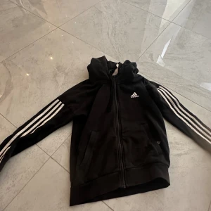 Adidas kofta🖤 - Jätte fin adidas kofta🖤 använt ett par gånger 🖤skriv privat för frågor 