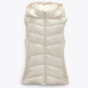 Zara väst - Säljer min vita zara väst då den aldrig kommit till användig och är HELT oanvänd och eftersom dom ej säljer denna längre kommer ja sälja den för 350kr skriv för fler frågor och bilder 💕😊 pris går att diskuteras 