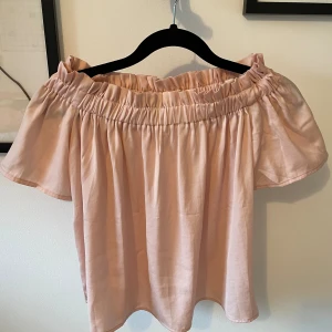 Ljusrosa blus - En ljusrosa blus ifrån H&M i off-shoulder modell. Väldigt fin och söt, i storlek 34. 💞