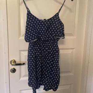 Blå klänning - Mörkblå sommarklänning från H&M. Använd några få gånger och är i fint skick. 